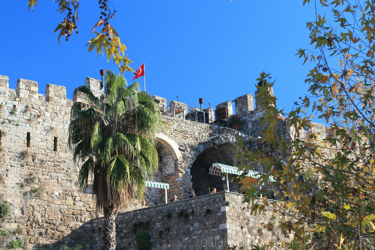 крепостная стена в старом городе Анталии