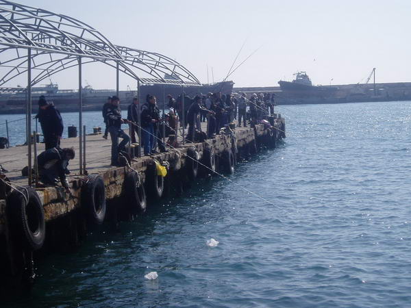 рыбаки на набережной ялты