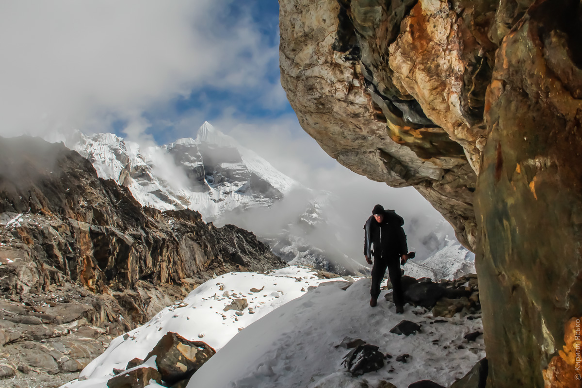 спуск на другую сторону перевала Чо Ла в Непале