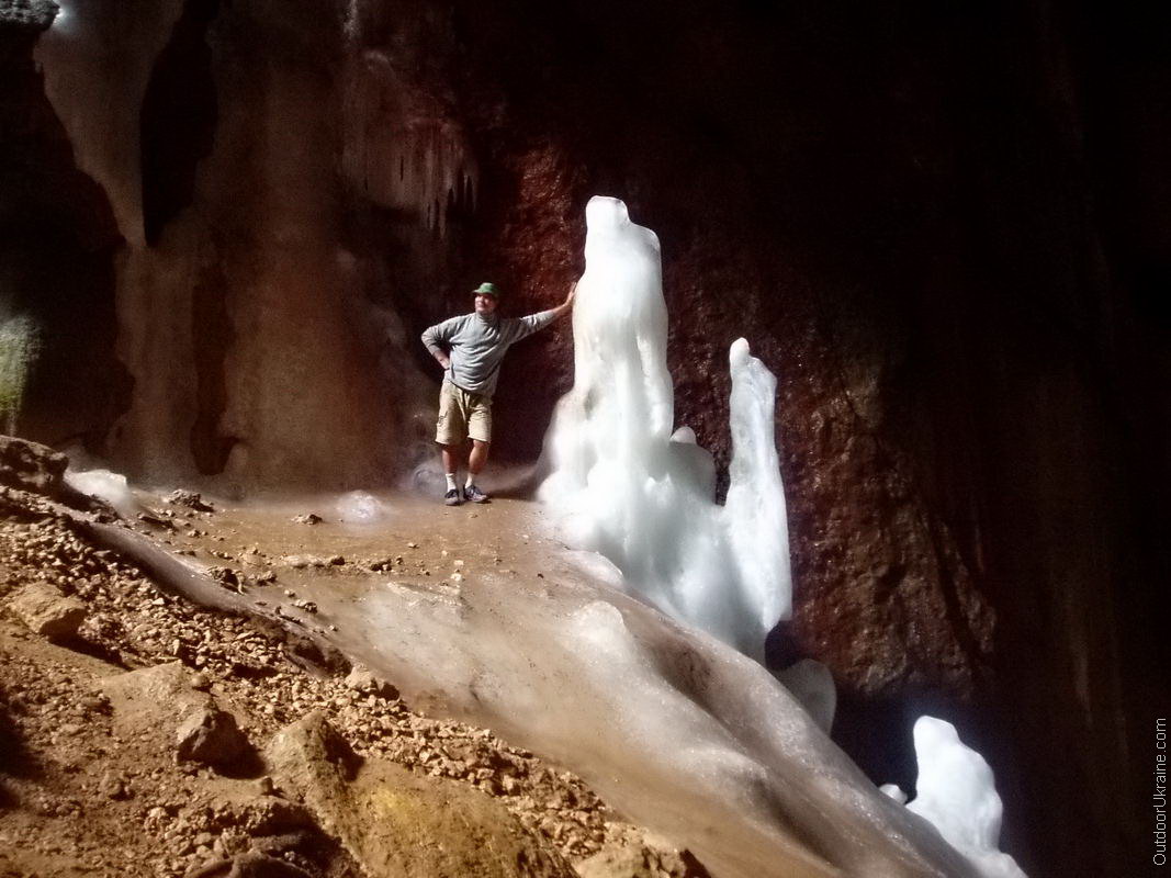 ледяные натеки в пещере