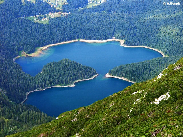 вид на Черное озеро с вершины Малый Медъед