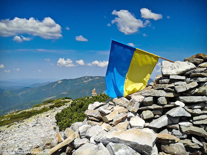 флаг Украины в Карпатах