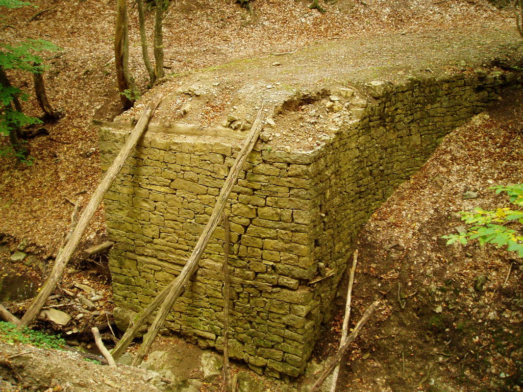руины каменного моста у перевала Ворон
