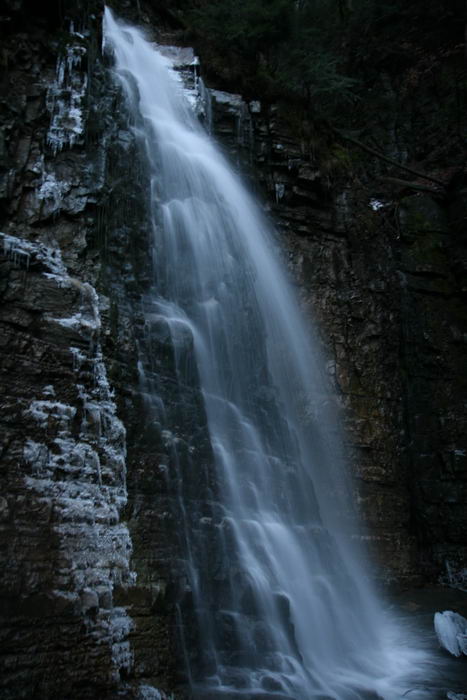 манявский водопад зимой