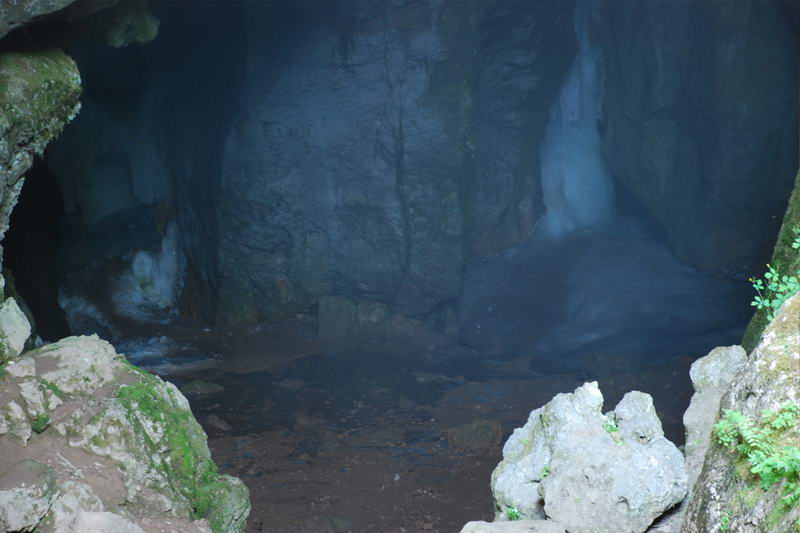 ледяная пещера Бузлук
