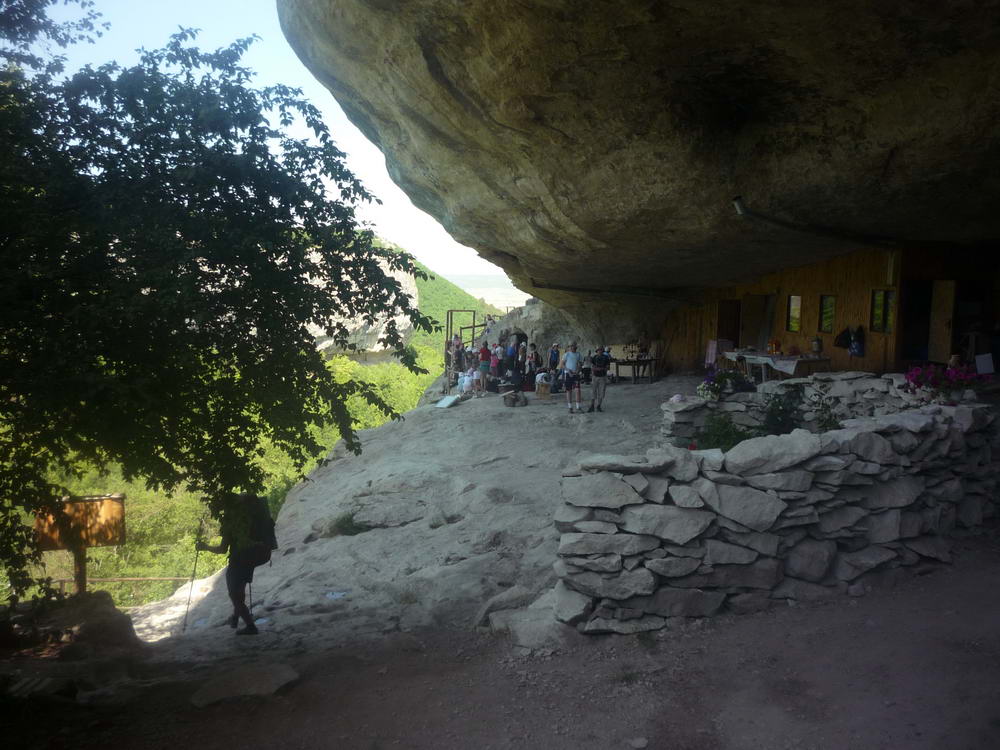 паломники у пещерного монастыря