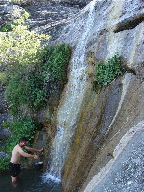 Андрей набирает воду в водопаде