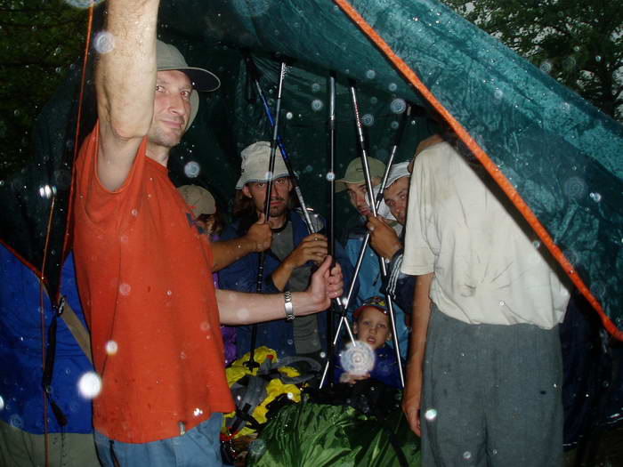 мы прячемся от дождя под тентом от палатки