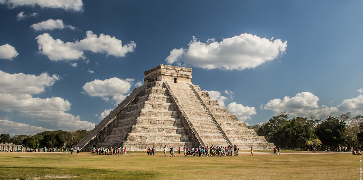 Пирамида майя в Чичен-Ице, Мексика