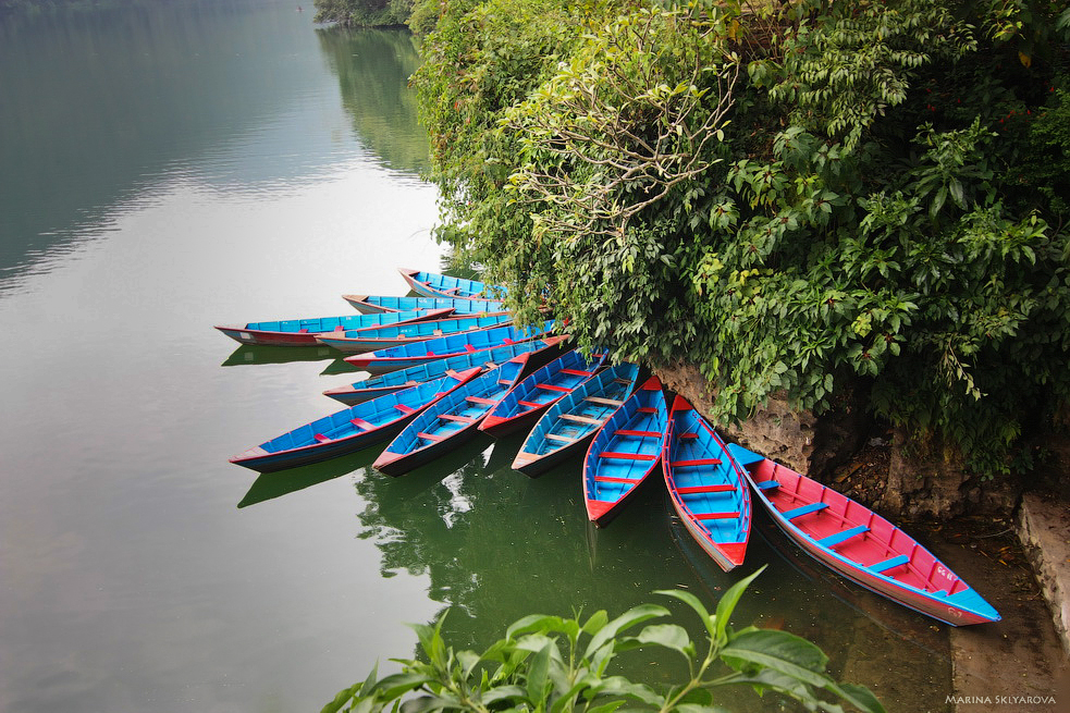 лодки на озере Фева в Покхаре