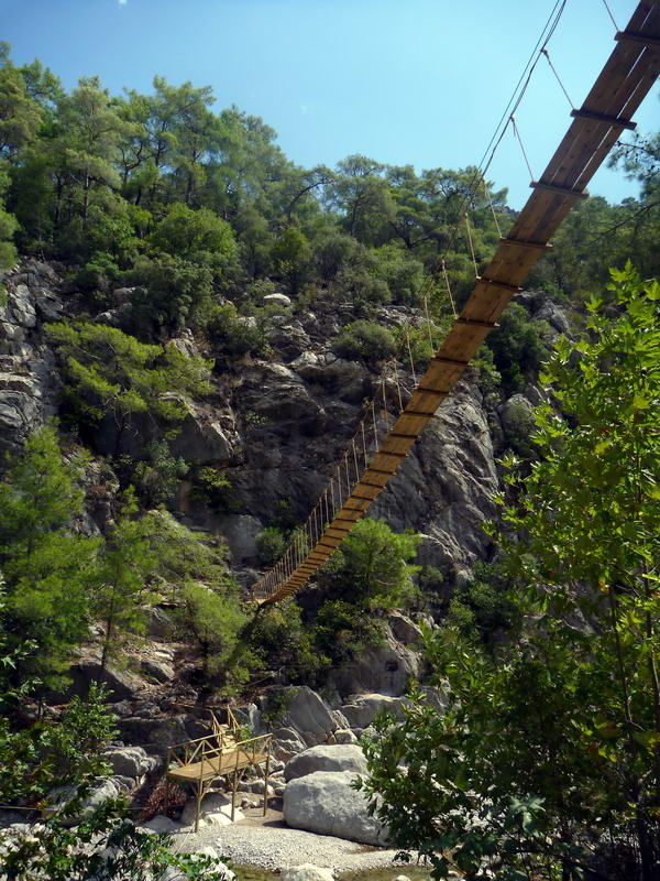 подвесной мост в каньоне