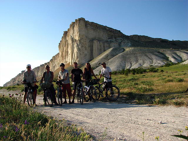 шесть отважных велосипедистов у подножия Белой скалы