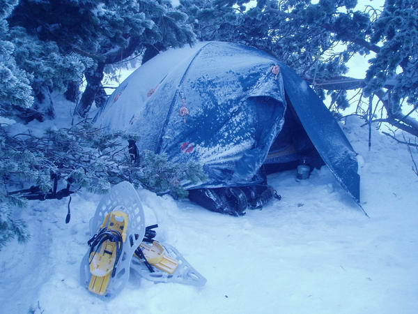 заснеженная палатка