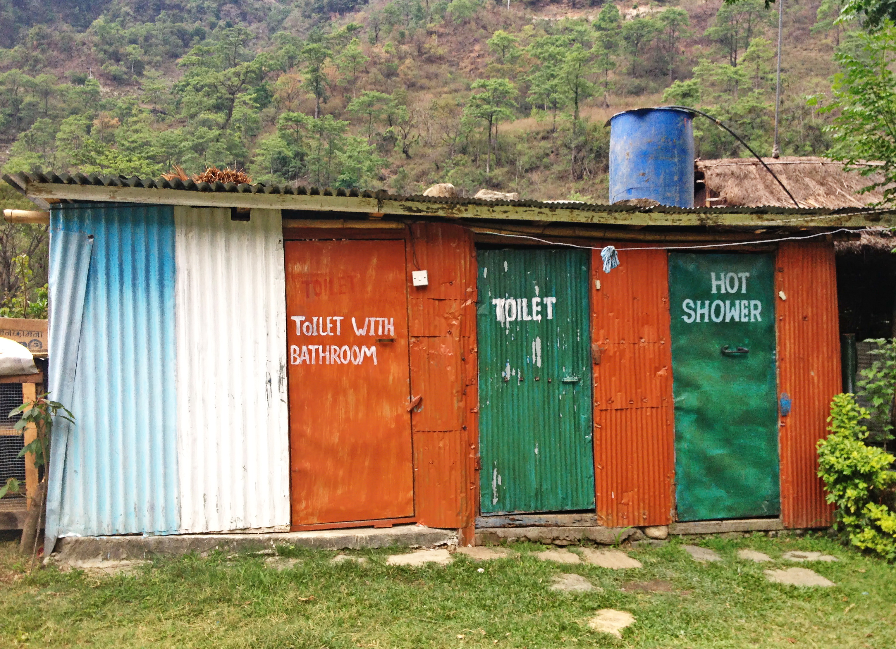 Горячий душ и купание на треккинге в Непале -